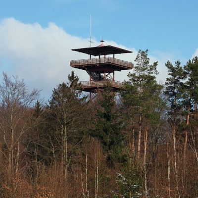 35 metrową wieżę widokową na Wieżycy oddano do użytku w 1997 r.