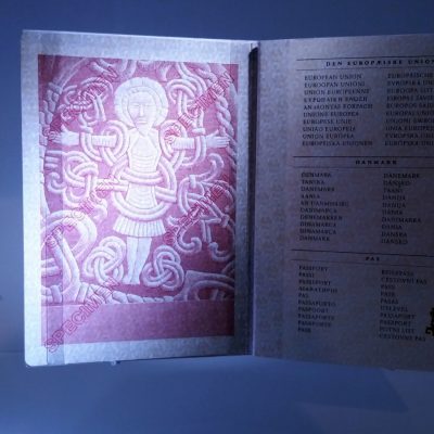Duński paszport zawiera reprodukcję wizerunku Chrystusa z kamienia runicznego.